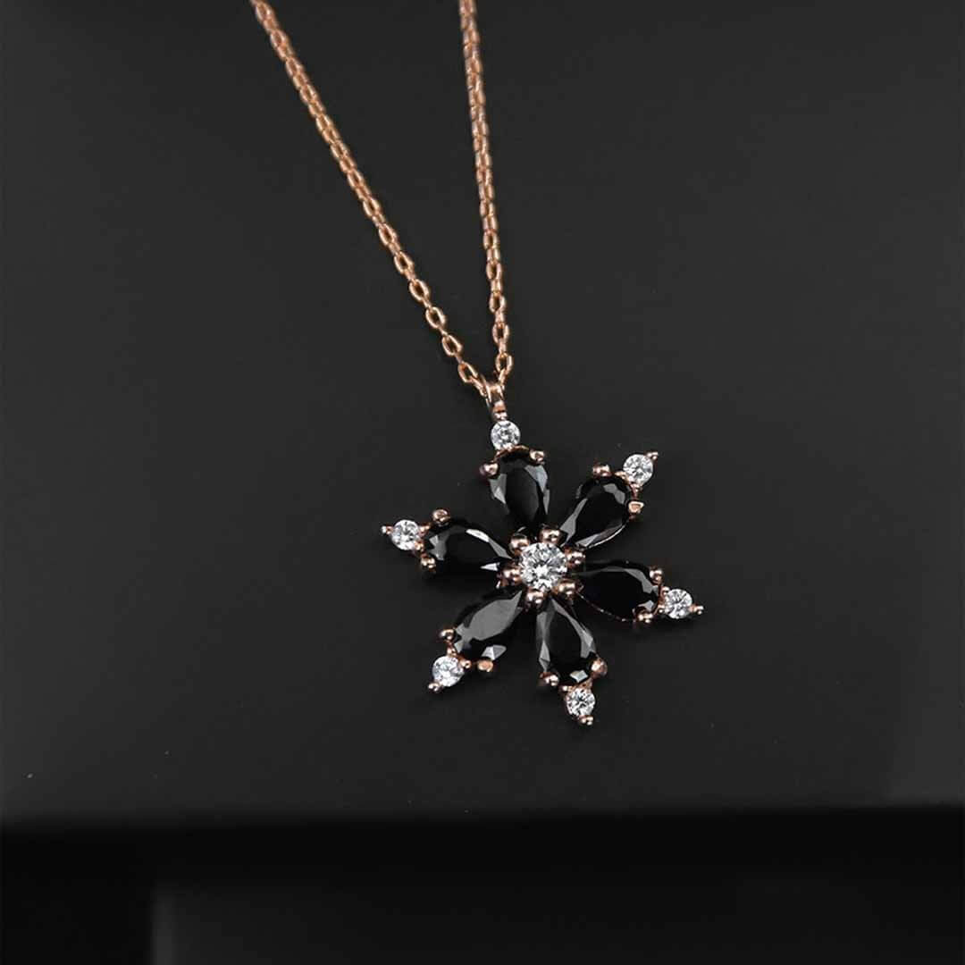 925 Ayar Gümüş Siyah Taşlı Papatya Kolye