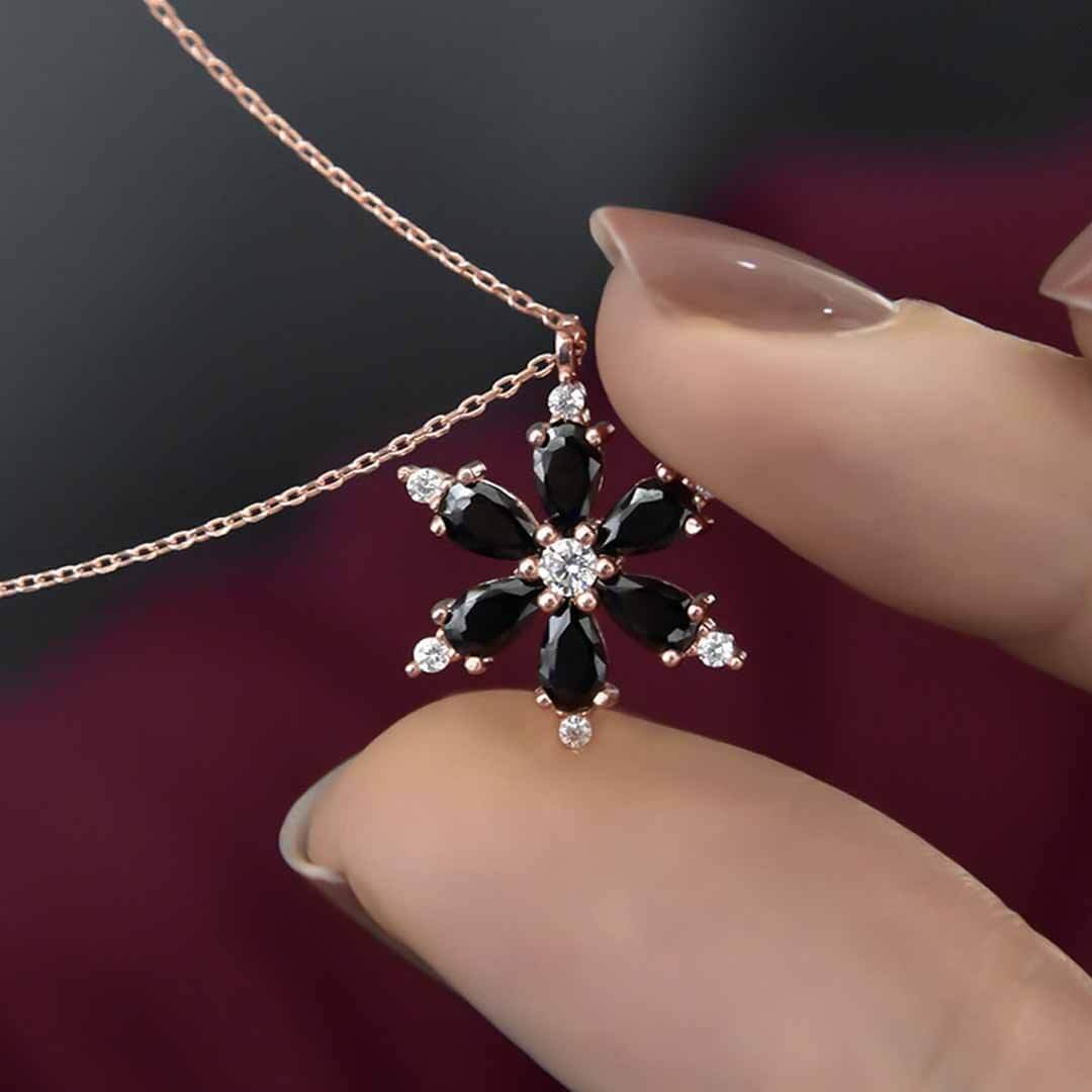 925 Ayar Gümüş Siyah Taşlı Papatya Kolye