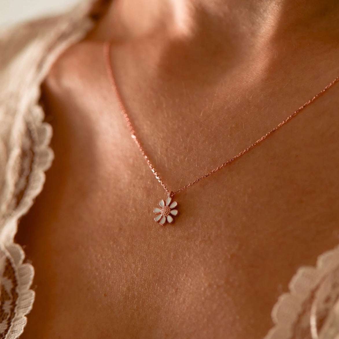 925 Ayar Gümüş Mine İşlemeli Mini Papatya Kolye