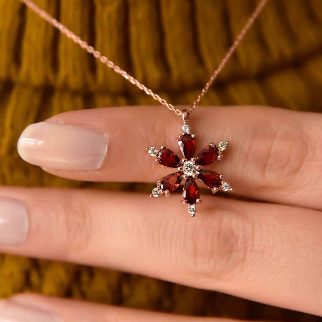 925 Ayar Gümüş Garnet Taşlı Papatya Kolye