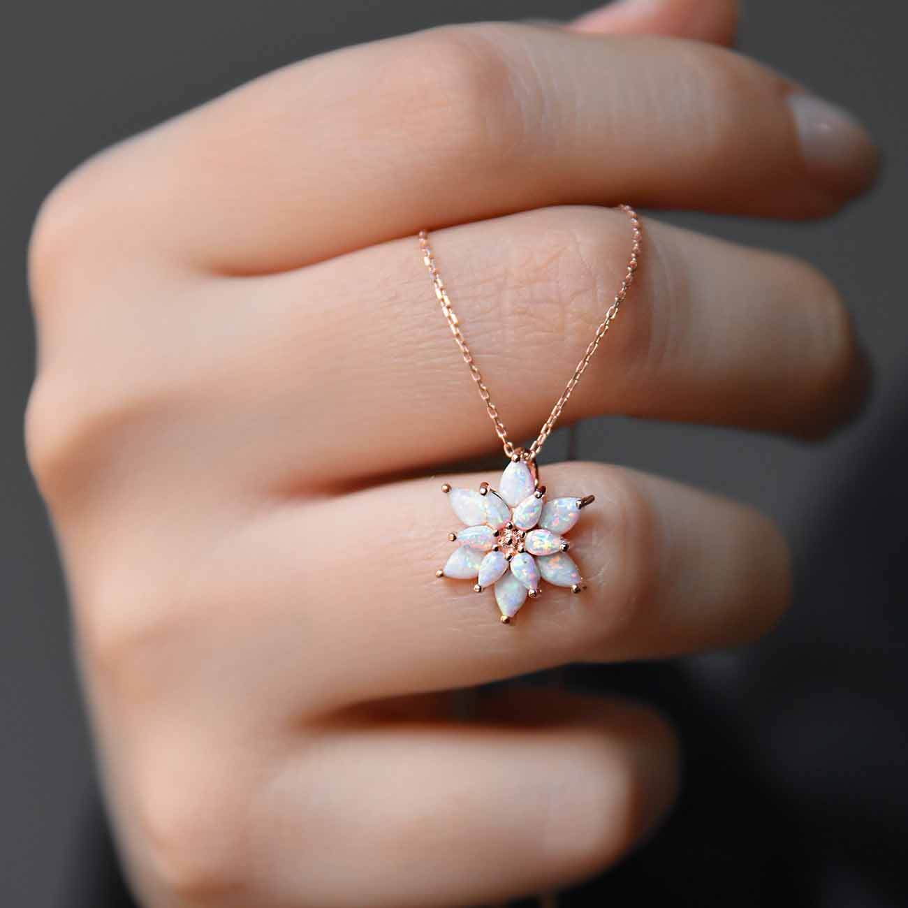 925 Ayar Gümüş Beyaz Opal Taşlı Kamelya Çiçeği Kolye