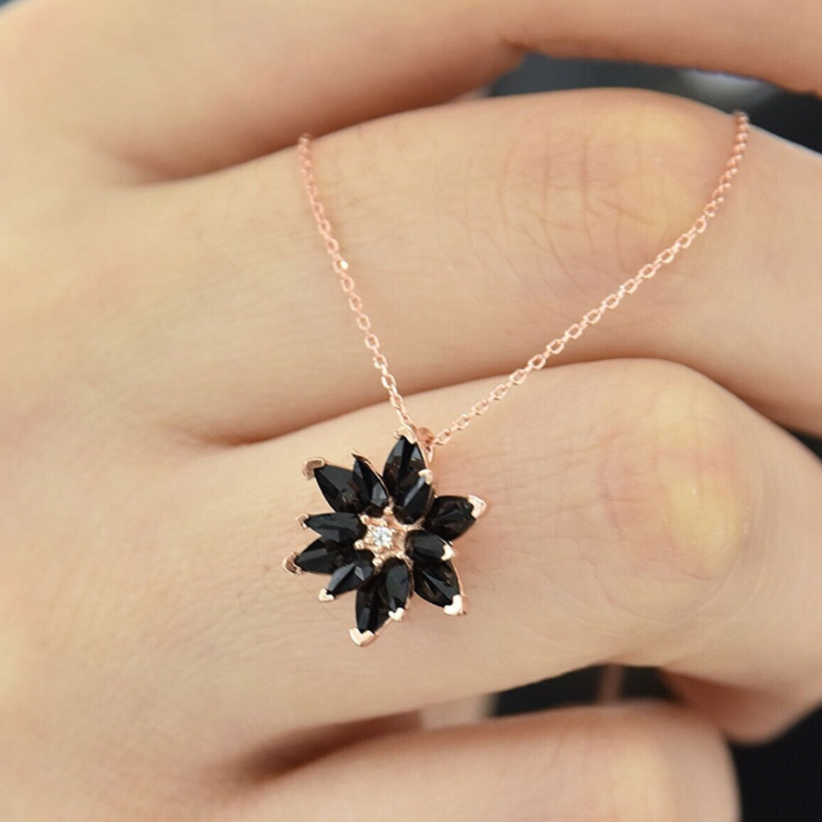 925 Ayar Gümüş Siyah Zirkon Taşlı Lotus Kolye