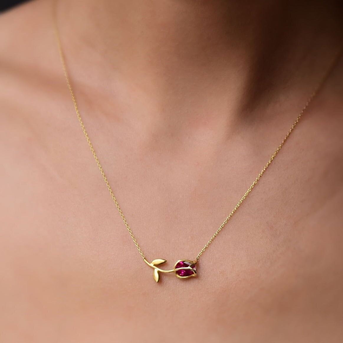 925 Ayar Gümüş Yakut Taşlı Lale Kolye